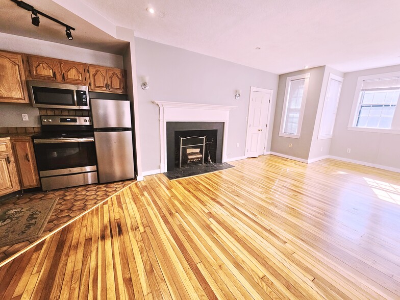 Primary Photo - 82 Phillips St