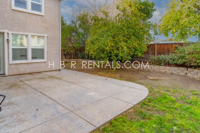 Building Photo - Comfort, Convenience & Space — Tracy Living at Its Best