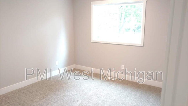 Building Photo - 548 W Elm St