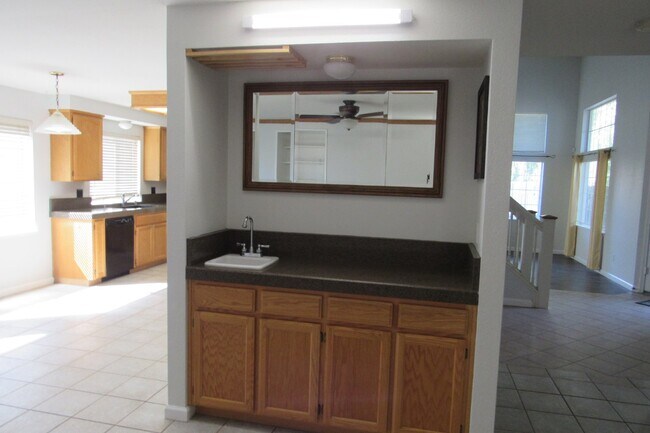 Building Photo - Beautiful 4 Bed/3 Bath Tracy Home with Pool and Fresh Paint