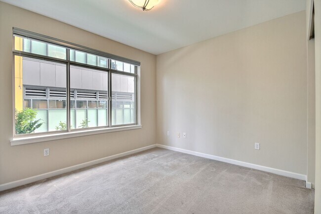 Building Photo - Views of Lake Union Gorgeous 2 bedroom with 2 decks