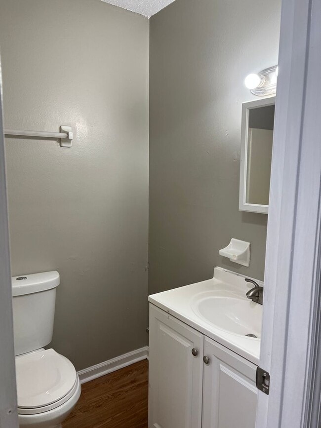 Building Photo - Modern 3BR/2.5BA Townhome