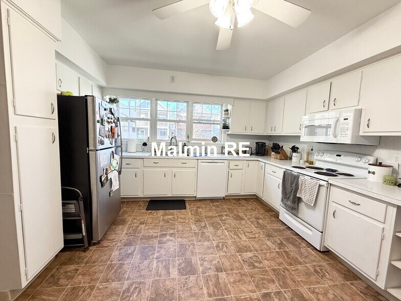 Building Photo - 920 E 4th St