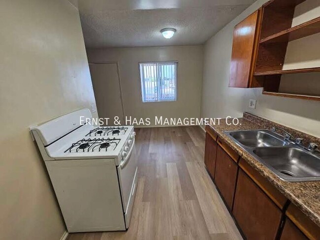 Building Photo - Great 1 Bedroom Apartment with Parking Space!