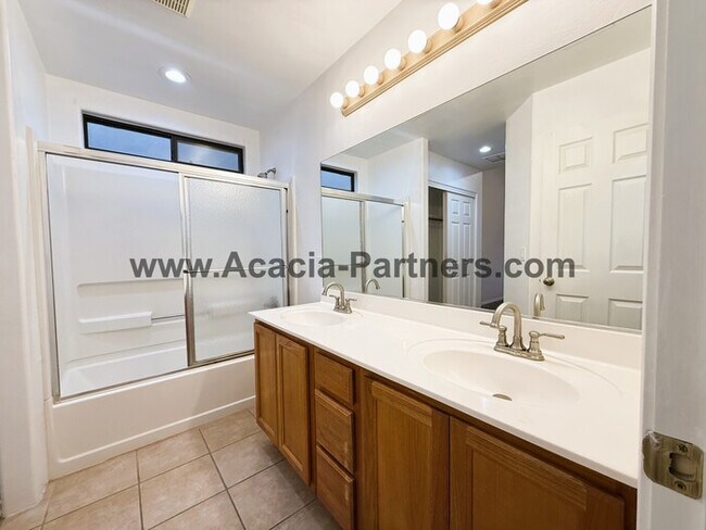 Building Photo - Three bedroom home in Barrio Central