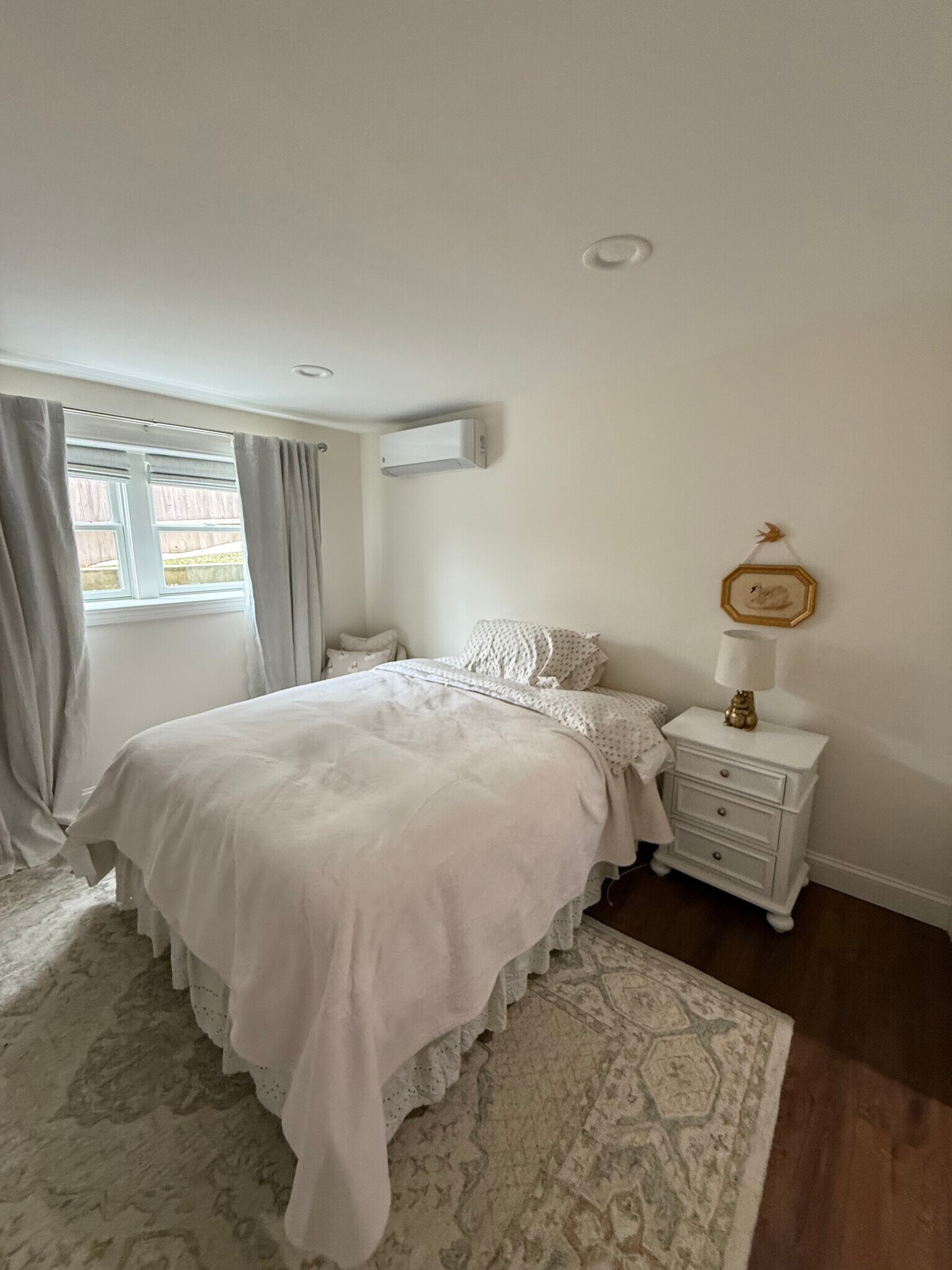 Queen bed beautiful sunlight - 5 Crescent Dr