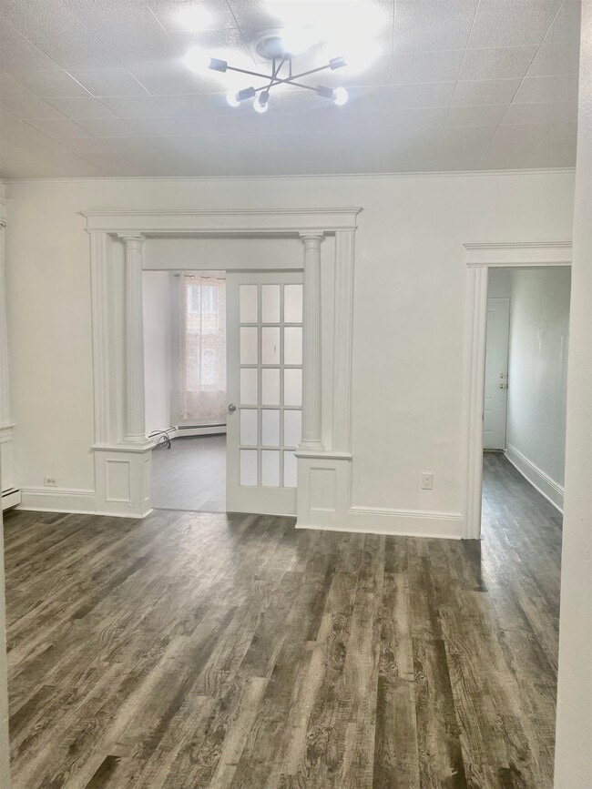 Building Photo - 122 W 20th St