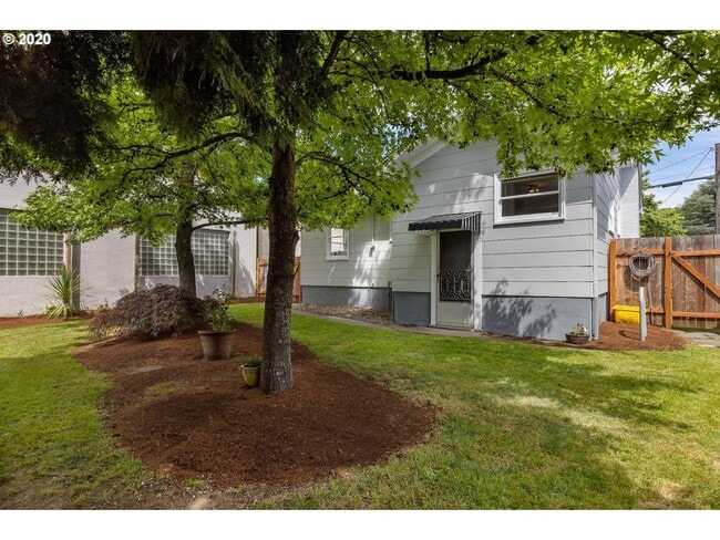 Building Photo - Charming 2-Bedroom Gem with Spacious Living Room and Bright Open Kitchen!