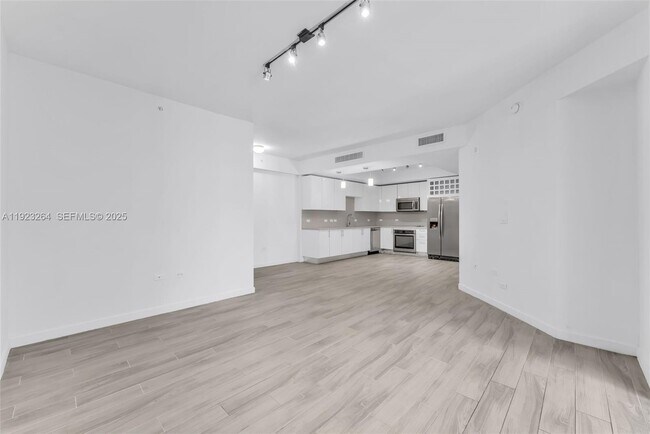 Building Photo - 999 SW 1st Ave