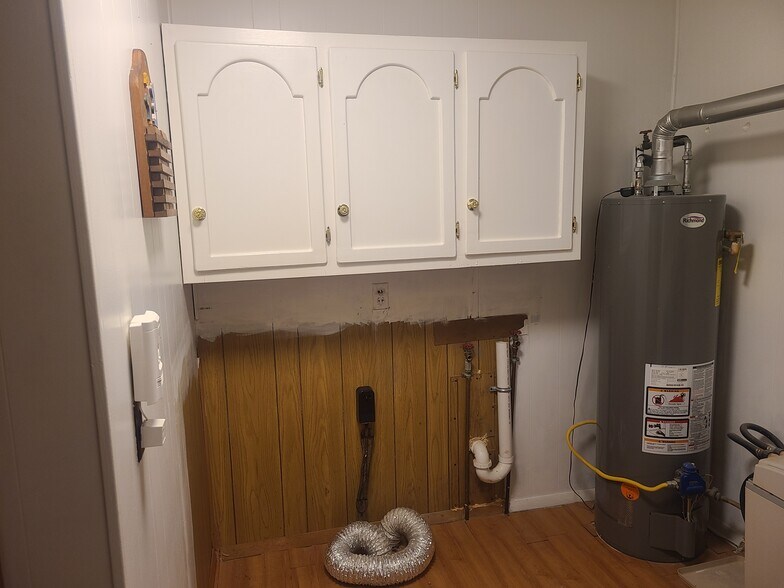 Laundry room with hookups - 908 West Ave