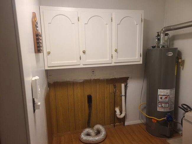 Laundry room with hookups - 908 West Ave