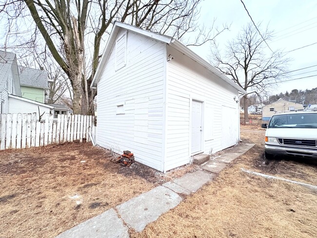 Building Photo - Charming 2 Bedroom Home for Rent & In Grea...
