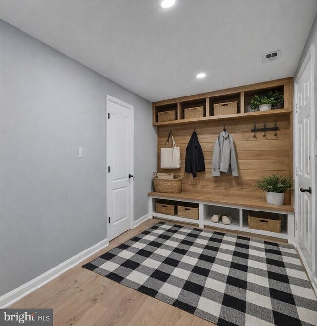 Building Photo - 110 Elaine Dr