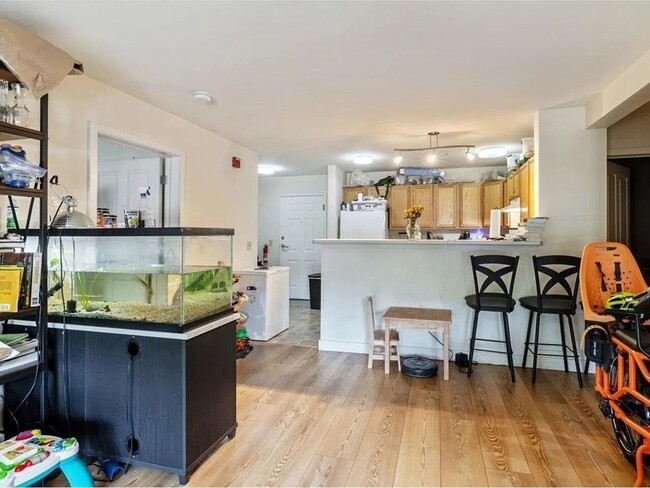 Building Photo - 2BD/1BA Condo at City's Edge, South Burlin...