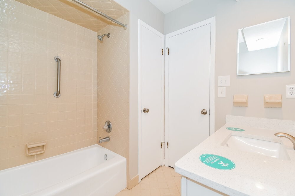 Building Photo - 7152 Holiday Hill Ct