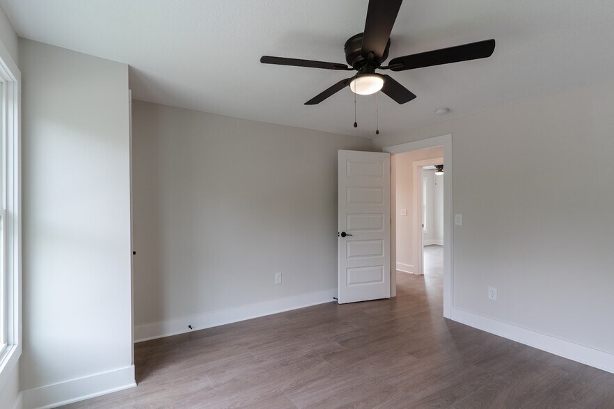 Building Photo - 1464 E 123rd St