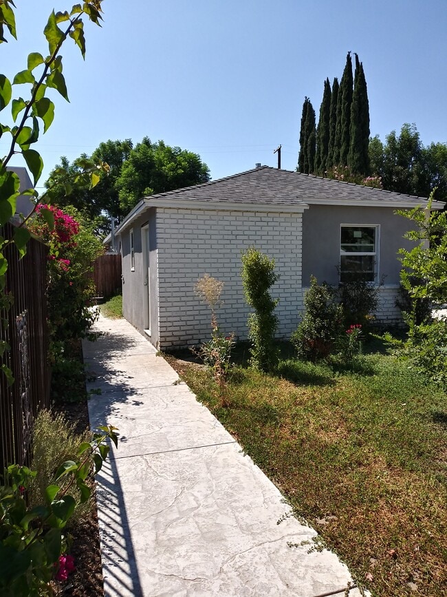 Building Photo - 6661 Enfield Ave