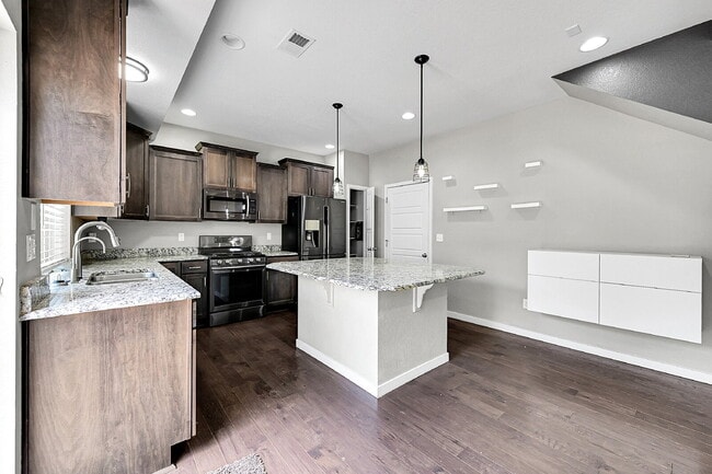 Building Photo - $2,550.00, 3 bed, 2.5 bath located in Colo...