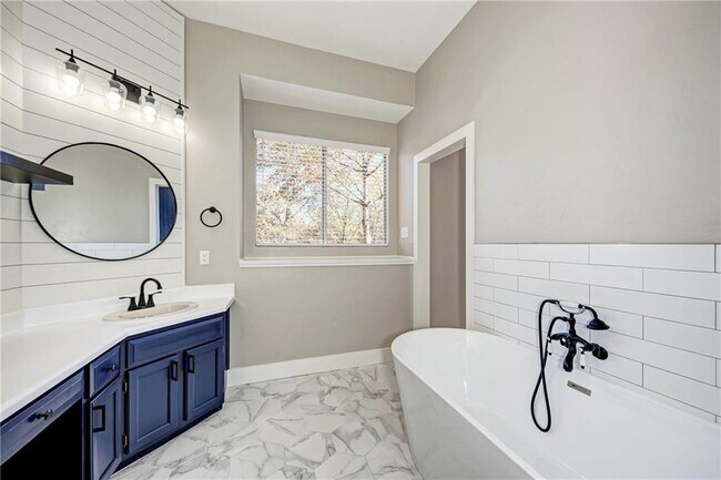Building Photo - 2203 Tanglevine Dr