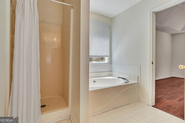 Building Photo - 1510 Twin Manor Dr