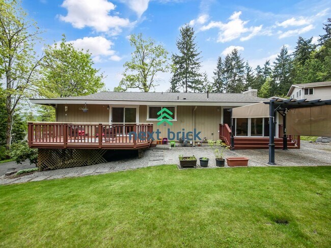 Building Photo - 3 bed + den and 3 Baths Private Single-fam...