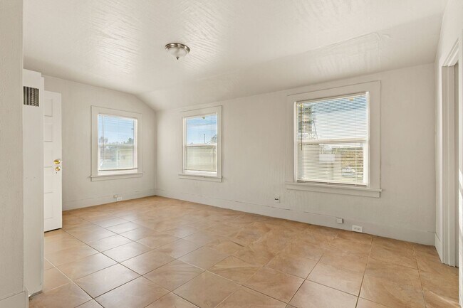 Building Photo - Utilities Included! Bright 2nd Floor Studio in Mosswood Vintage Building
