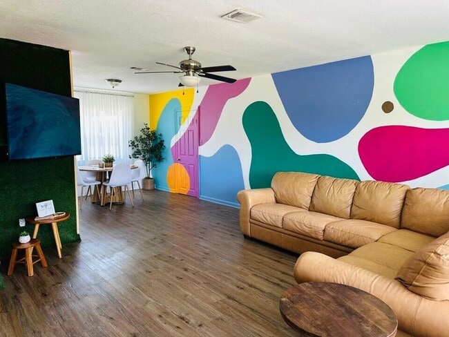 Building Photo - 4936 S Lakewood Dr