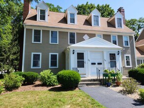 Building Photo - Newton Manor 3 Bedroom Townhome