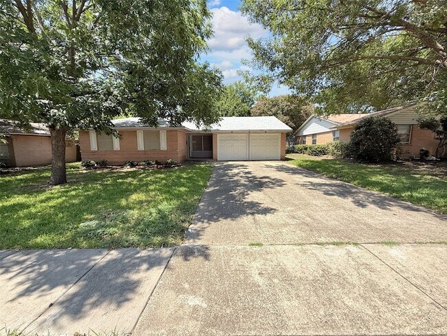 Primary Photo - 3533 Antilles Dr