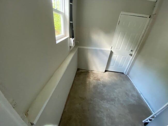 Building Photo - Renovated Duplex