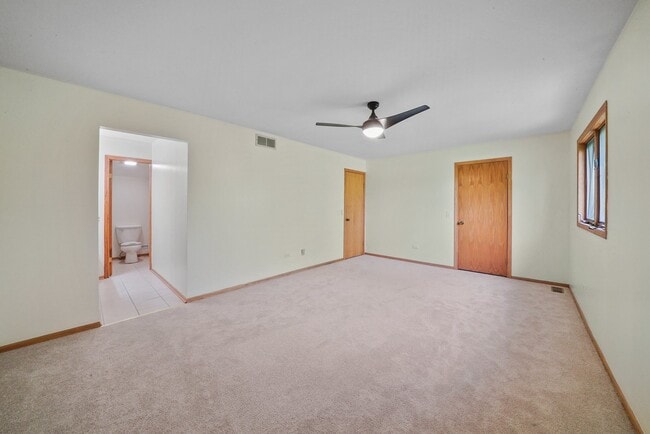 Building Photo - 2 Bed+1 Room in the Basement/1.5 Bath Townhouse