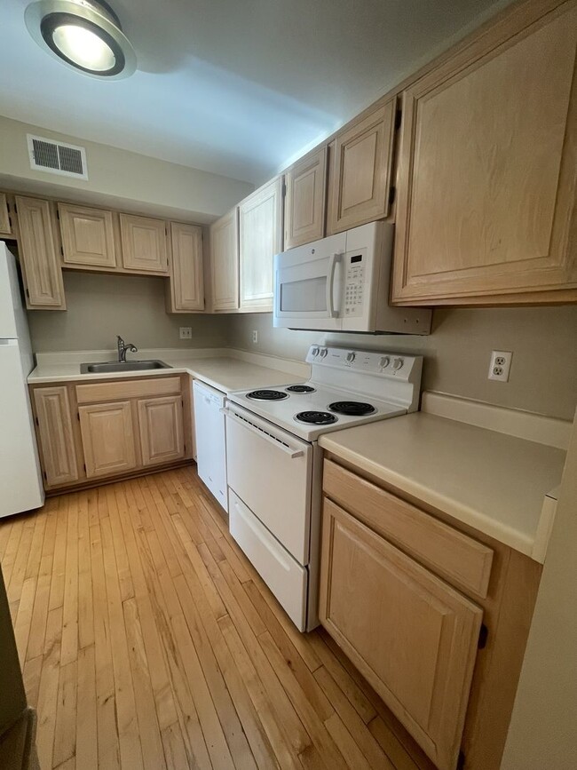 Building Photo - Three Bedroom Two Bath Condo | Laundry, Parking, & Central AC