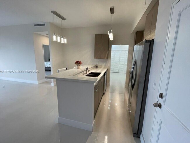 Building Photo - 10185 Collins Ave
