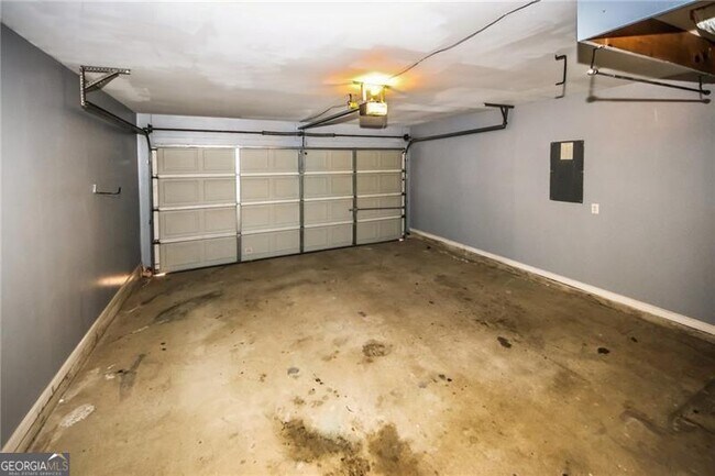 Building Photo - 121 Stoneforest Dr