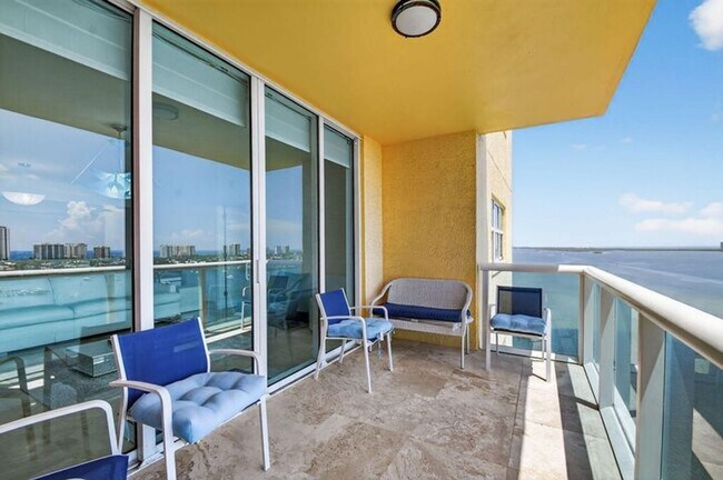 Building Photo - 2640 Lake Shore Dr