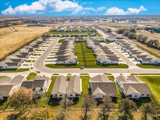 Building Photo - Edgewater 4 Bedroom Maxine Floor Plan (45t...