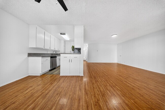 Interior Photo - 20317 Saticoy St