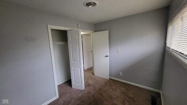 Building Photo - 4940 Leone Dr