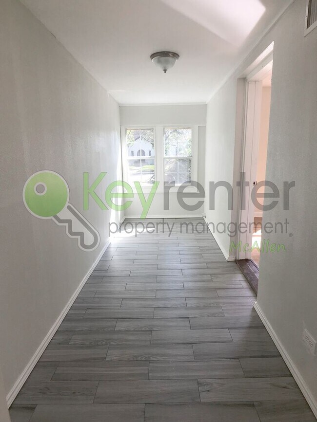Building Photo - 2Bed/1Bath w/office in Central Mcallen ( Laurel and 10th )