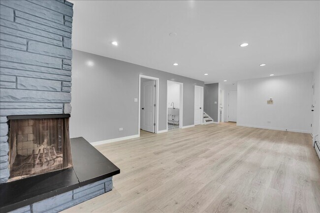 Building Photo - 1001 Oak Ln