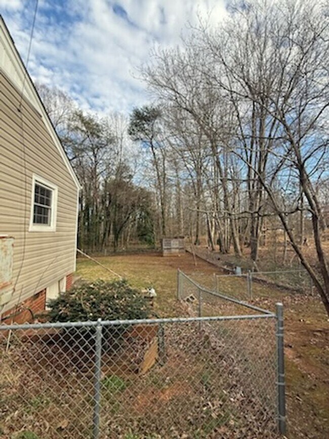 Building Photo - 3 bed, one bath house in Mebane