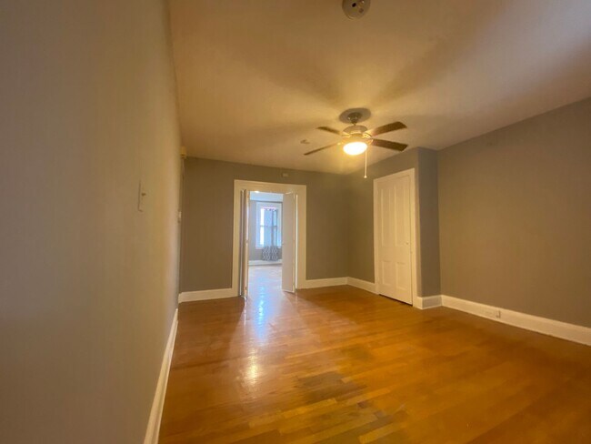 Building Photo - Remodeled one bedroom apartment