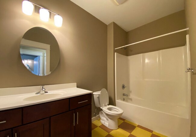 Building Photo - 425 E Hillside Dr