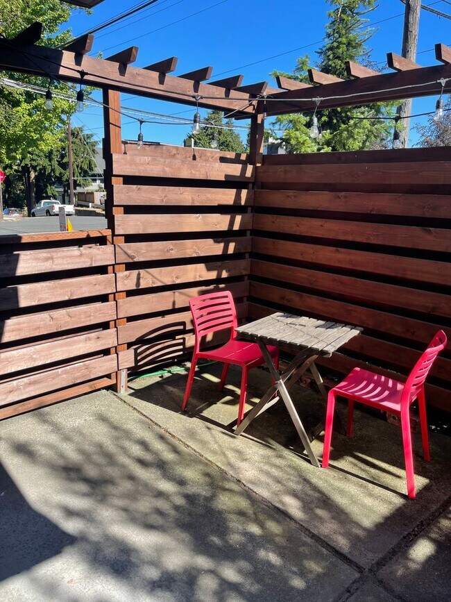 Building Photo - Charming 1-bedroom, 1-bathroom Condo in Phinney Ridge.
