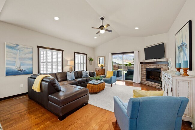 Building Photo - 3 Bedroom, 1.75 Bathroom Home in The Village at Lake Chelan