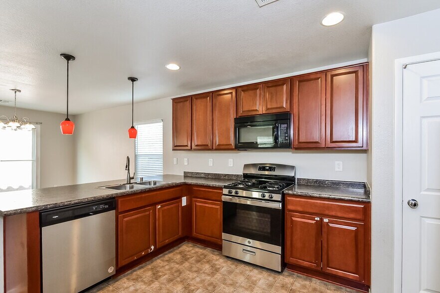 Building Photo - 7921 Point Oaks Ct