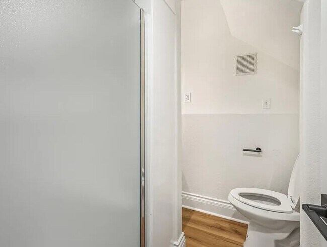 Building Photo - 125 NE Shaver St