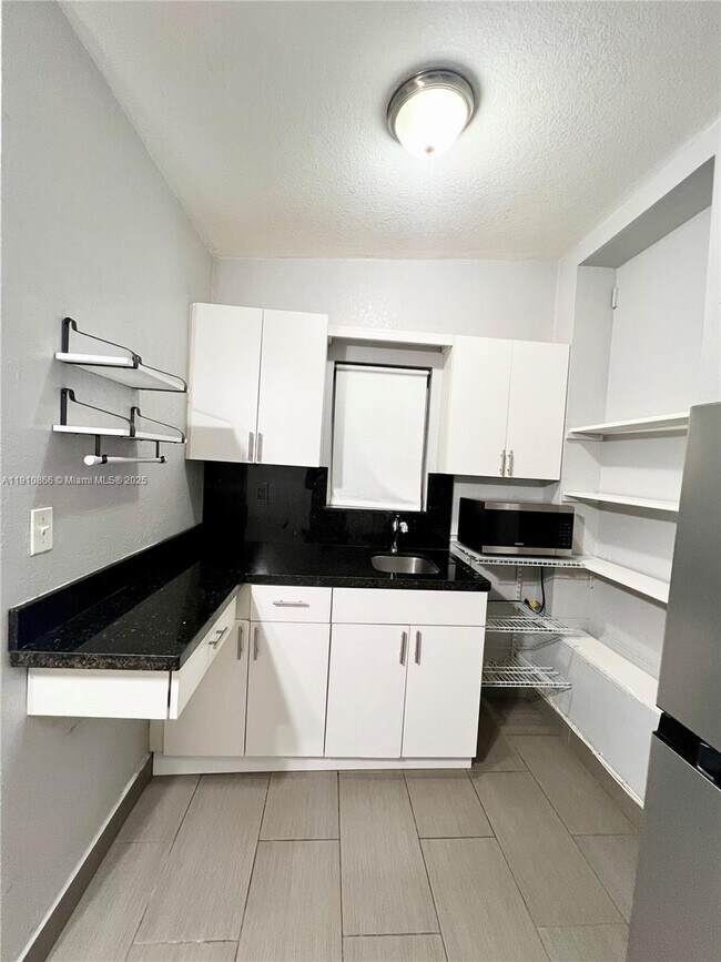 Building Photo - 1400 SW 29th Ave