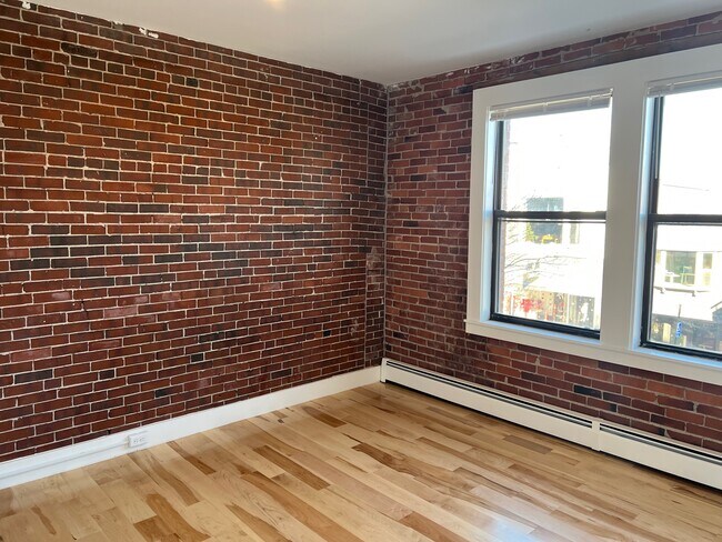 Building Photo - 105 Main St