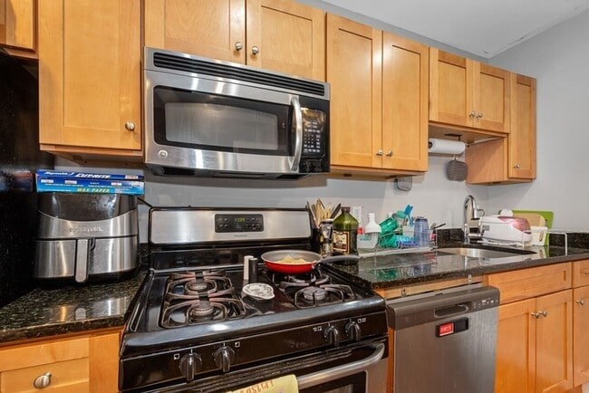 Building Photo - 4 BED 2 BATH MISSION HILL